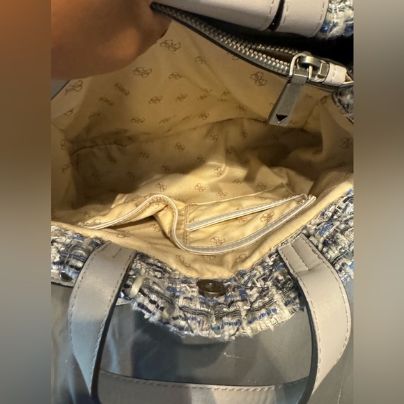 GUESS Quilted bag. NEW. USED ONCE - Picture 3 of 9